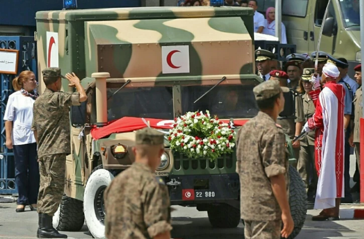 L'ambulance transportant le corps du président tunisien Béji Caïd Essebsi quitte l'hôpital militaire de Tunis le 26 juillet 2019