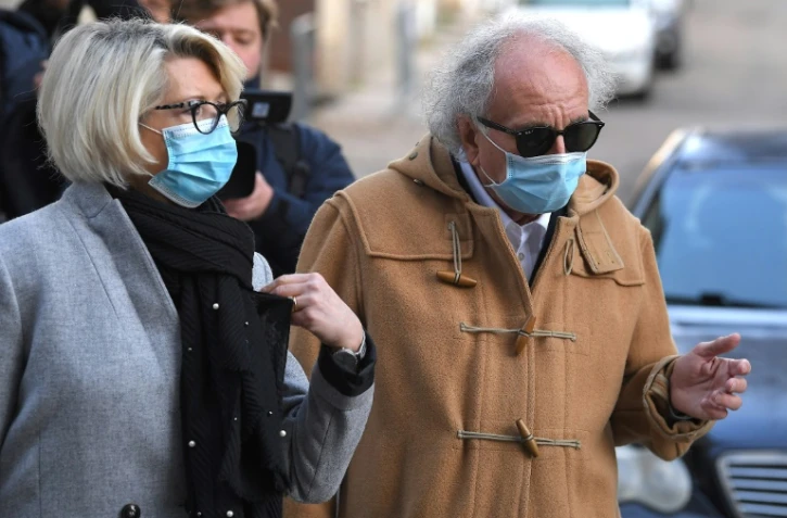 Isabelle Fouillot (g), la mère d'Alexia Daval et son avocat Gilles-Jean Portejoie, arrivent au tribunal à Vésoul, le 21 novembre 2020