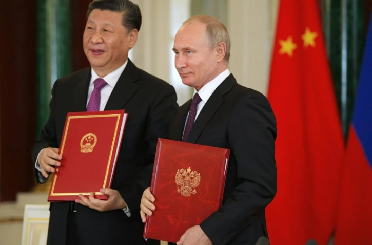 Le président russe Vladimir Poutine (d) et son homologue chinois Xi Jinping, le 5 juin 2019 à Saint-Pétersbourg