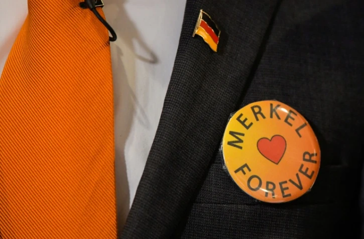 Le badge d'un délégué au congrès de la CDU, parti social-démocrate allemand, disant "Merkel forever", le 26 février 2018