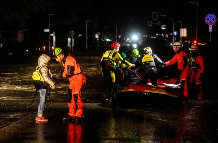 Des pompiers et la protection civile évacuent des habitants avec un canot pneumatique après des inondations, à Forli en Italie le 17 mai 2023