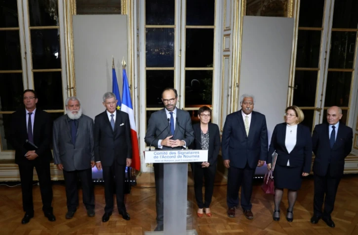 Le Premier ministre français Edouard Philippe (C), avec le sénateur de la Nouvelle-Calédonie Pierre Frogier (3-G), le président de la province Nord de la Nouvelle-Calédonie Paul Neaoutyine (2-L) et des membres du Comité des Signataires de l?Accord de Noumea), le 2 novembre à Paris.