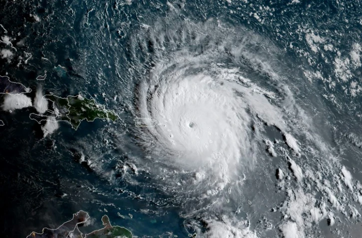 Cette image satellite de la National Oceanic and Atmospheric Administration (NOAA) montre l'ouragan Irma à 11 h 30 le 6 septembre 2017.
Irma a frappé les îles des Caraïbes françaises  après avoir atterri à Barbuda