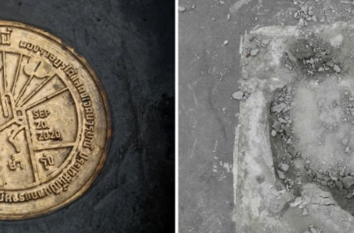 A gauche, la "plaque du Peuple" fixée sur une place de Bangkok par des manifestants pro-démocratie le 20 septembre 2020, et à droite l'emplacement après que la plaque a été enlevée, le 21 septembre 2020