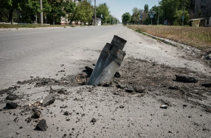 Une munition non explosée dans une rue de Severodonetsk (est de l'Ukraine), le 7 mai 2022