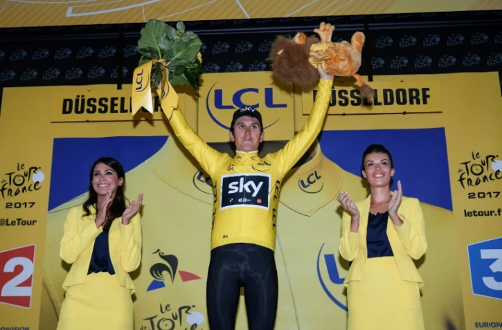Geraint Thomas endosse le maillot jaune à l'issue de la première étape du Tour de France à Düsseldorf, le 1er juillet 2017