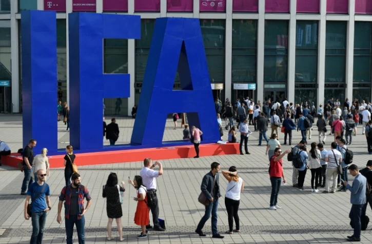Des visiteurs arrivent au salon de l'électronique IFA à Berlin, le 2 septembre 2016