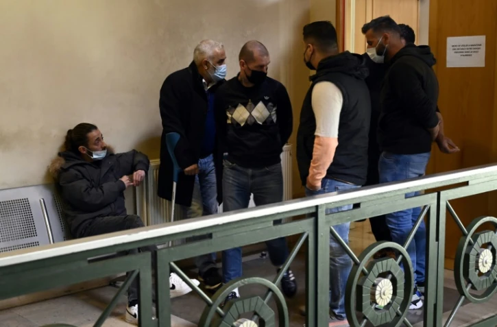 Le chef du groupe des "Ultras" marseillais Christophe Bourguignon (au centre) et Rachid Zeroual (béquilles) des "South winners" avant leur procès à Marseille, le 22 mars 2021