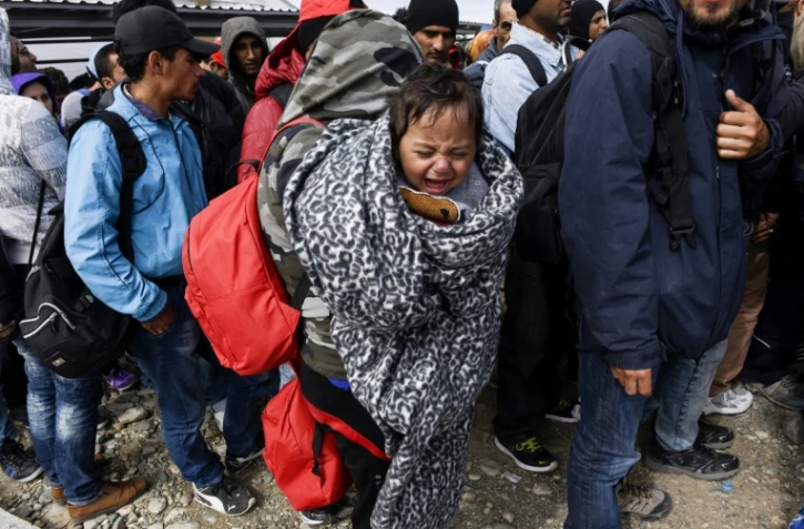 Des migrants et réfugiés attendent un train pour passer la frontière entre la Macédoine et la Grèce, le 29 septembre 2015 à Gevgelija