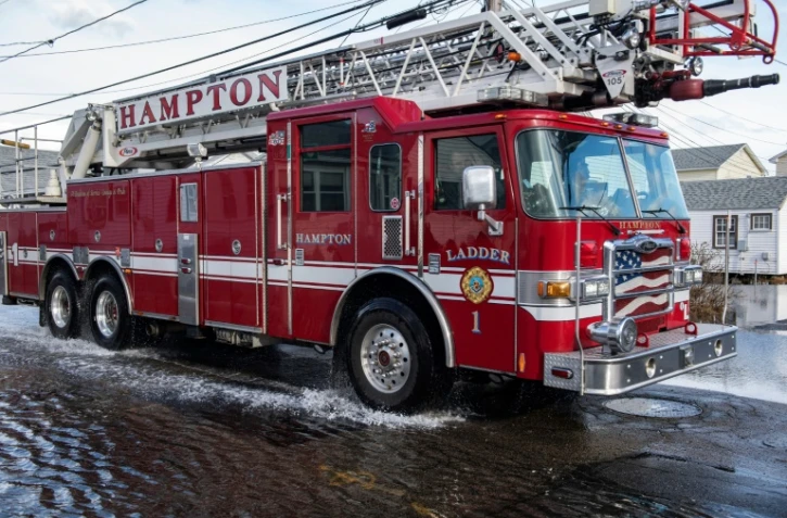 Un camion de pompiers traverse une route inondée à Hampton, New Hampshire, le 10 janvier 2024