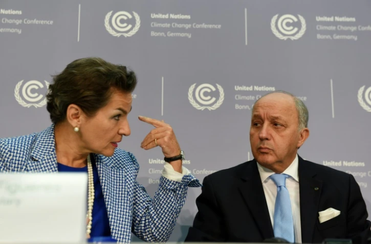 La secrétaire exécutive de la convention cadre des Nations Unies, Christiana Figueres, et le ministre français des Affaires étrangères Laurent Fabius, lors d'une conférence de presse à Bonn, le 20 octobre 2015