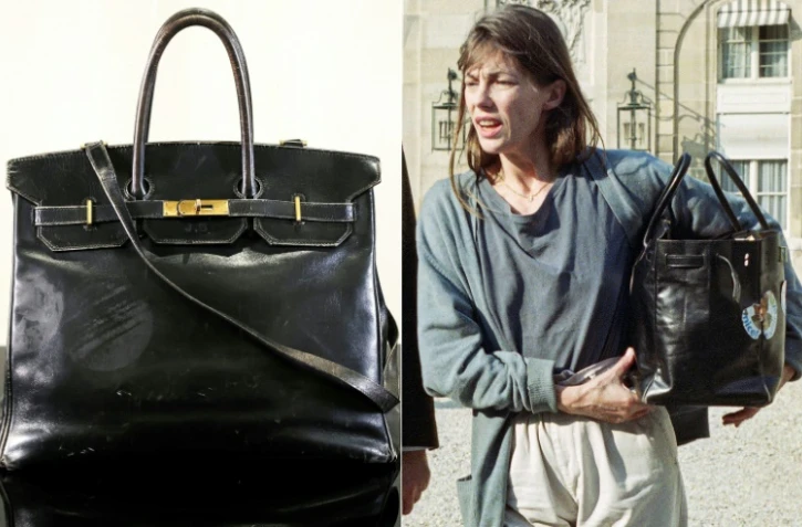 Cette combinaison de photos montre le sac Birkin ayant appartenu à l'artiste, pris chez Sotheby's à Paris le 2 juillet 2025 et Jane Birkin arrivant à l'Elysée avec ledit sac le 9 mai 1990