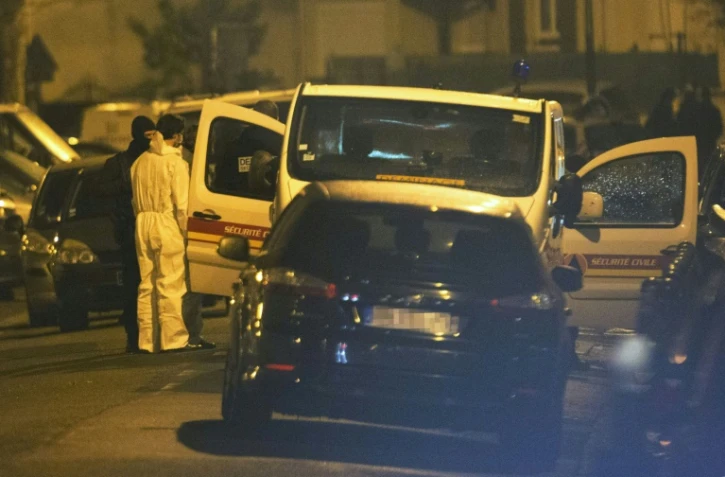Des policiers autour du lieu de l'arrestation d'un suspect préparant un attentat en France le 25 mars 2016 à Argenteuil