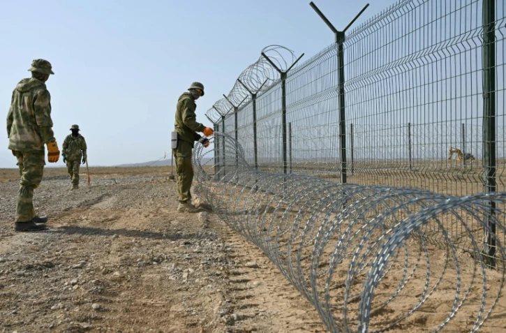 Des militaires posent des barbelés à la frontière avec le Tadjikistan, dans la région de Batken, le 20 mai 2025 au Kirghizstan