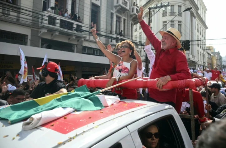 Le président sortant et candidat à la présidentielle du Parti des travailleurs (PT), Luiz Inácio Lula da Silva, salue ses partisans lors d'un rassemblement de campagne avant le second tour de l'élection, le 16 octobre 2026 à Juiz de Fora, dans l'État du Minas Gerais, au Brésil