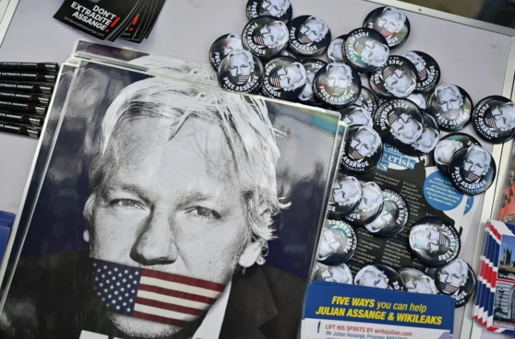 Des affiches et badges à l'effigie de Julian Assange lors d'une manifestation contre son extradition, le 17 juin 2022 à Londres