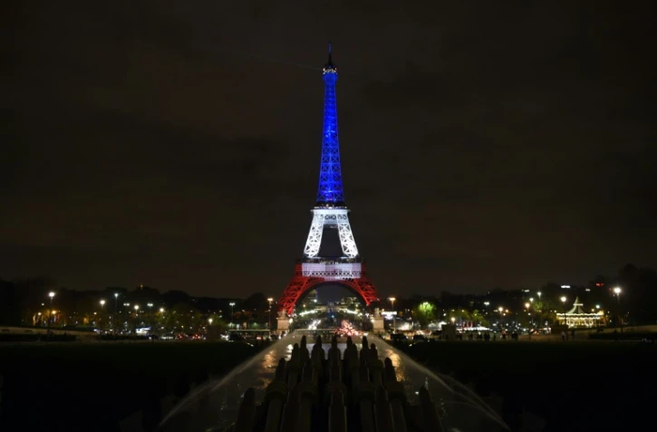 La Tour Eiffel aux couleurs tricolores en hommage aux victimes des attentats de Paris, le 16 novembre 2015