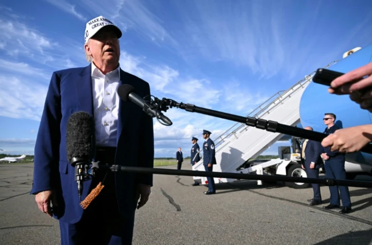 Donald Trump répond aux questions des journalistes avant d'embarquer dans Air Force One, le 25 mai 2025 à Morristown, dans le New Jersey