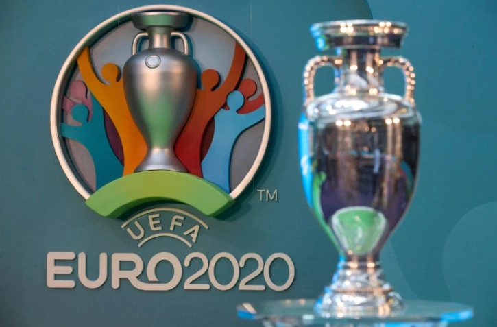 Logo (g) et trophée de l'Euro-2020 de football lors d'une présentation, le 21 septembre 2016 à Londres