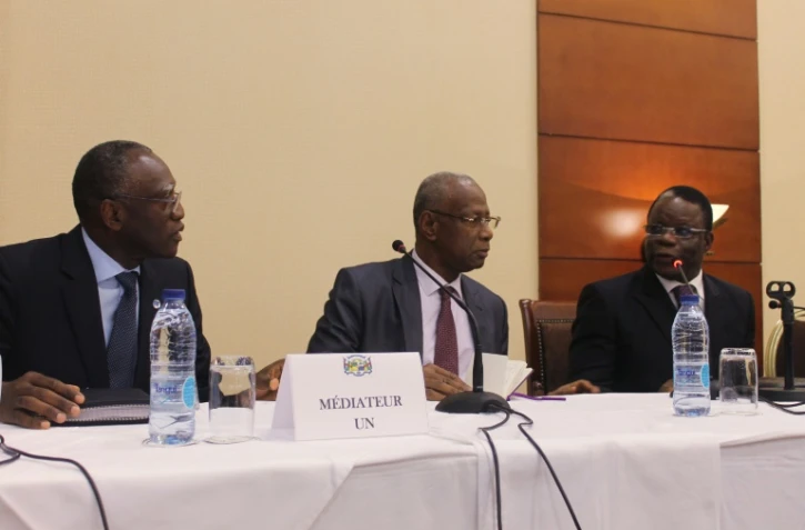 Les représentants spéciaux du secrétaire général de l'ONU Babacar Gueye (g) et des Nations unies pour l'Afrique centrale Abdoulaye Bathily (c), aux côtés du chef de la diplomatie congolaise Basile Ikouebe le 18 octobre 2014 à Brazzaville