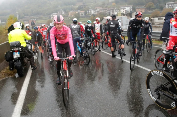 Wilco Kelderman de la Sunweb, avec le maillot rose du leader du Giro, sur la route entre Mornegno and Asti le 23 octobre 2020 en Italie