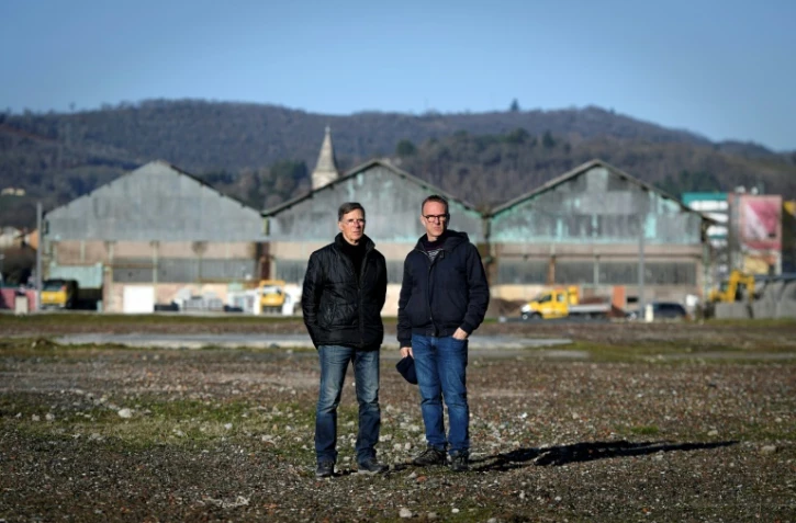 David Gistau (d) et son père Pierre, sur le site d'une ancienne usine sidérurgique, à Decazeville, le 6 janvier 2022