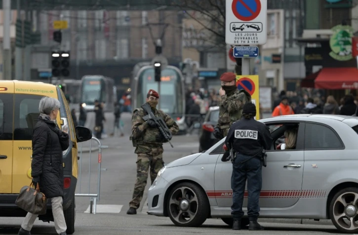 Des policiers et soldats contrôlent un véhicule à l'entrée de la ville de Strasbourg, le 27 novembre 2015