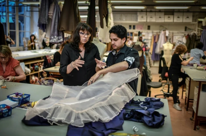 Le Brésilien Tulio Morais apprend à fabriquer un tutu à l'Académie de l'Opéra de Paris, avec sa tutrice Anne-Marie Legrand, le 6 novembre 2018