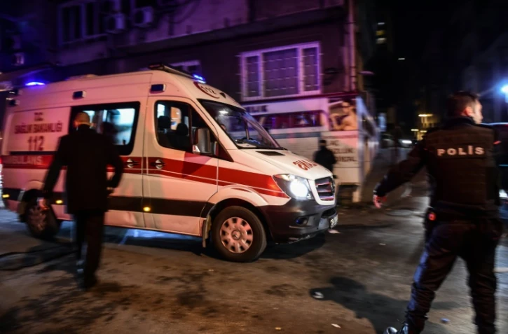 Une ambulance arrive à l'hôpital avec des victimes du double attentat près du stade de football d'Istanbul, le 10 décembre 2016