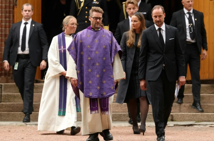 Le roi de Norvège Haakon VIII (à droite), la princesse héritière Ingrid Alexandra (2e à droite) et le prince Sverre Magnus (à l'arrière), quittent l'église d'Asker, en Norvège, le 30 août 2026