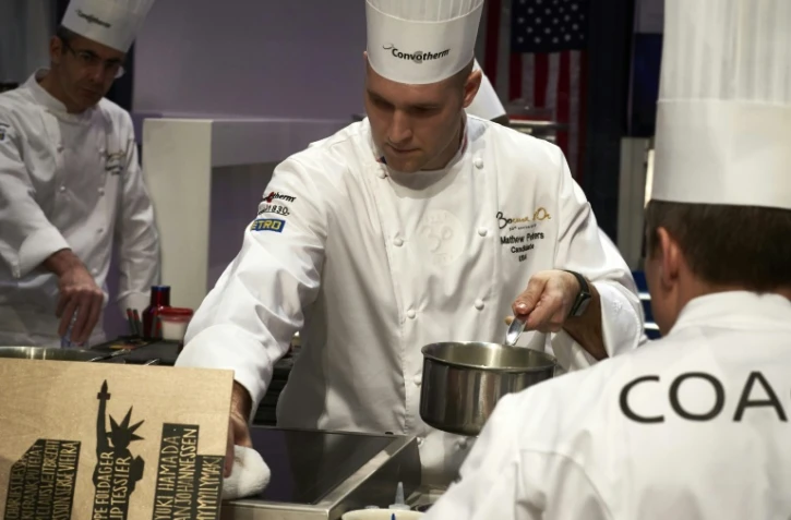 Le chef américain Mathew Peters participe à la compétition pour décrocher le Bocuse d'or à Chassieu, en France, le 25 janvier 2017