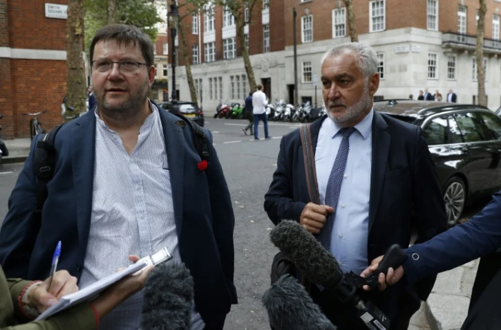 Dimitri Rogoff (g), président du comité des pêches de Normandie, et Gérard Romiti, président du comité national français des pêches, parlent à la presse avant la rencontre avec les Britanniques à Londres, le 5 septembre 2018