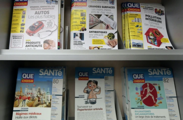 Des magazines "Que Choisir", le 25 mars 2014, au siège parisien de l'association de consommateurs qui dénonce à présent la qualité de plusieurs produits solaires pour enfants