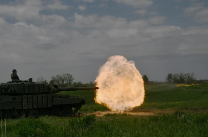 Un char ukrainien tire un obus, le 30 avril 2025 en Ukraine