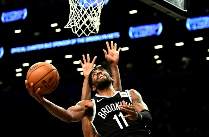 Kyrie Irving (N.11) des Brooklyn Nets monte au panier face aux Minnesota Timberwolves en NBA, le 23 octobre 2019 à New York