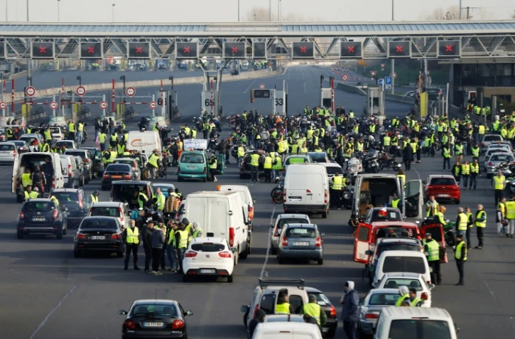 Des gilets jaunes bloquent le trafic sur l'autoroute A13, le 17 novembre 2018, à Dozulé, dans le Calvados