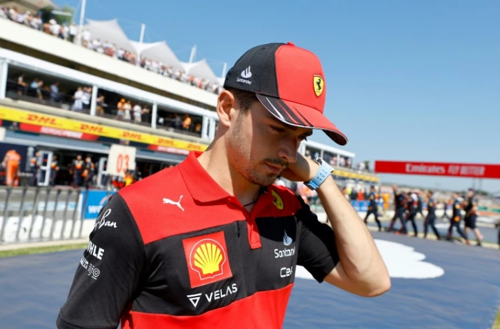 Le pilote Ferrari Charles Leclerc désabusé après sa sortie de route lors du GP de France au Castellet, le 24 juillet 2022  