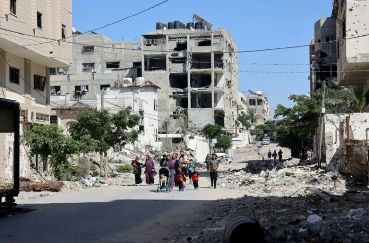 Des Palestiniens fuient la ville de Gaza bombardée après un ordre d'évacuation de l'armée israélienne, le 7 juillet 2024