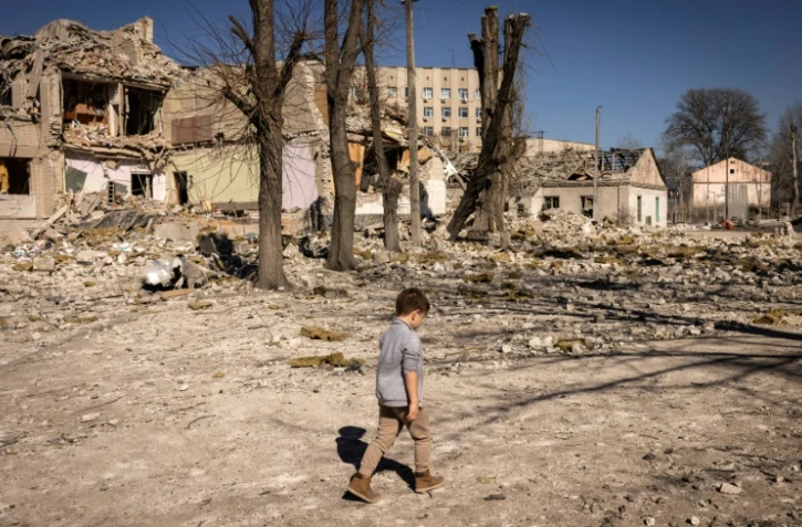 Une école détruite par des bombardements à Jitomir, dans le nord de l'Ukraine, le 23 mars 2022