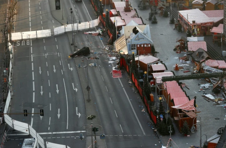 Vue aérienne du marché de Noël deux jours après l'attaque au camion-bélier le 21 décembre 2016 à Berlin
