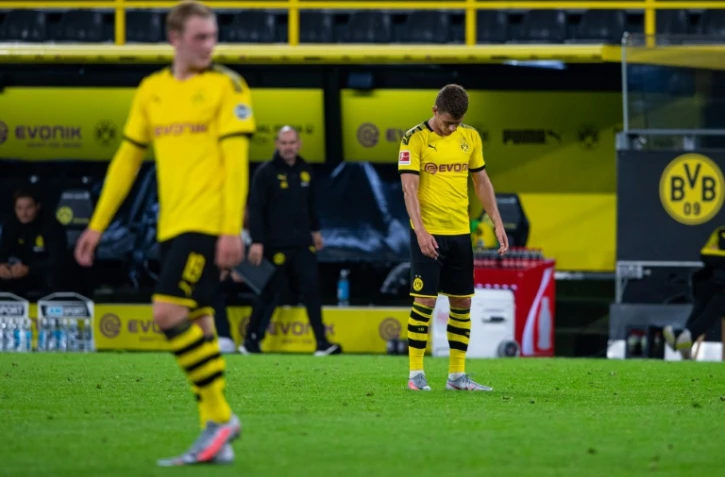 L'attaquant belge de Dortmund, Thorgan Hazard (c), dépité après la défaite de son équipe contre Mayence, à domicile, le 17 juin 2020 