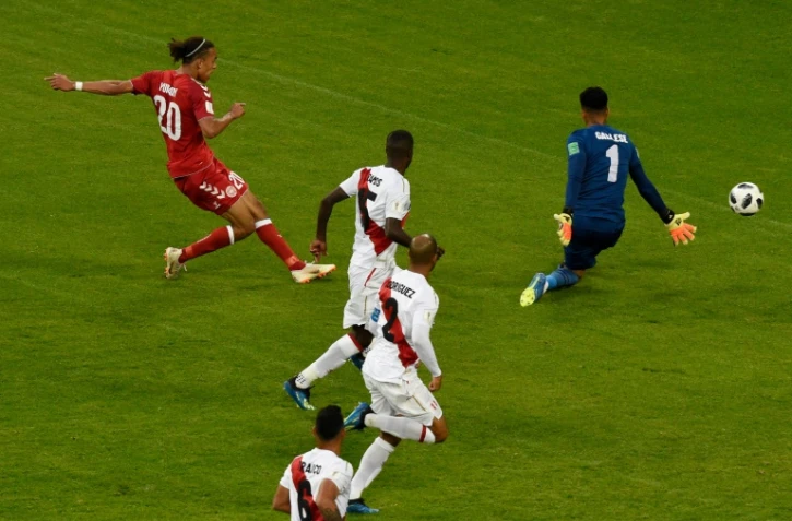 Le milieu danois Youssouf Poulsen bat de près le gardien du Pérou Pedro Gallese à la Mordovia Arena de Saransk, le 16 juin 2018 