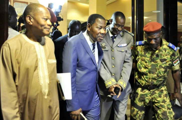 Mohamed Ibn Chambas (g), représentant de l'ONU pour l'Afrique de l'Ouest, le président du Bénin Thomas Boni Yayi (2e g) et le général putschiste Gilbert Diendere (2e d) à la sortie d'une réunion le 19 septembre 2015 à Ouagadougou