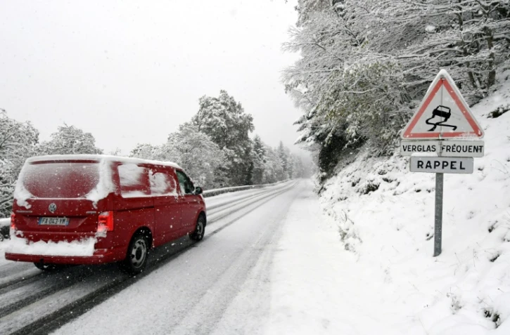 Six départements du massif central ont été placés en vigilance orange pour les chutes de neige et le Var a rejoint la Corse et les Alpes-maritimes, déjà en alerte pour des orages, de lundi à 3h00 du matin jusqu'au mardi à 07h00