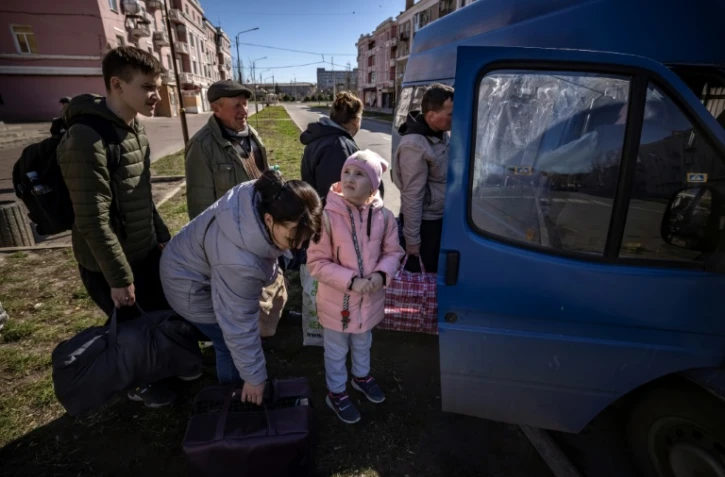 Des habitants de Kramatorsk montent dans un mini-bus pour quitter la ville au lendemain d'une frappe meurtrière de missile russe, le 9 avril 2022 dans la région du Donbass, dans l'est de l'Ukraine