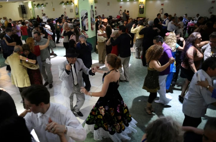 Des personnes pratiquent le "danzon" dans le quartier Santa Maria La Ribera Ă Mexico, le 10 septembre 2017