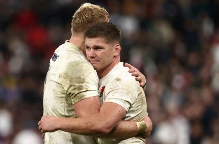 Les Anglais Owen Farrell (d) et David Ribbans après la victoire contre l'Argentine dans le match pour la troisième place de la Coupe du monde, le 27 octobre 2023 au Stade de France à Saint-Denis   
