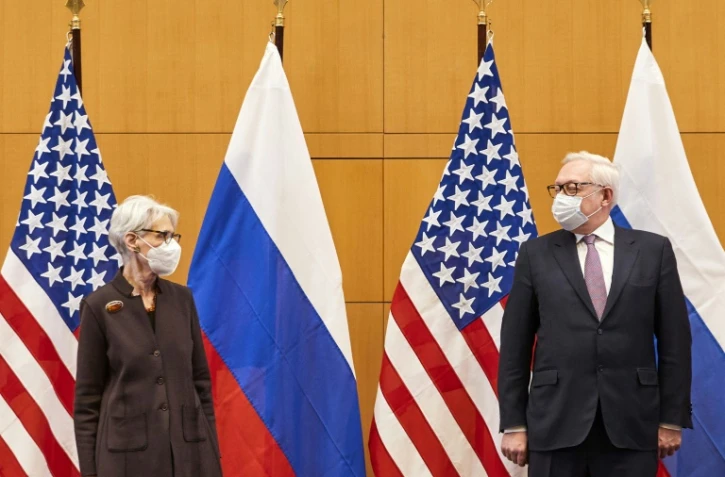 La secrétaire d'Etat adjointe des Etats-Unis Wendy Sherman (g) et son homologue russe Sergei Ryabkov (d) lors de pourparlers sur l'Ukraine, le 10 janvier 2022 à Genève
