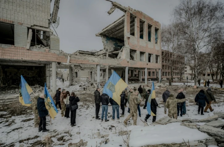 Des soldats ukrainiens et des proches marchent dans des zones de Kharkiv en hommage aux soldats morts sous les frappes de missiles russes, le 2 mars 2025, en Ukraine