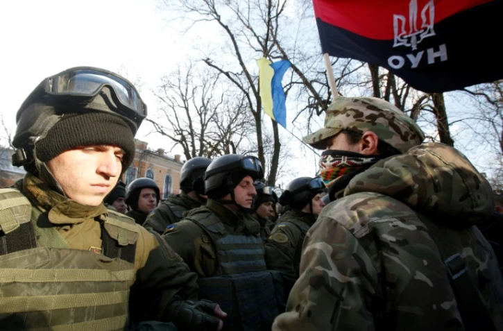 Des manifestants ultra-nationalistes dans le centre de Kiev pour marquer leur soutien au blocage d'une voie ferrée reliant les régions rebelles de l'est, productrices de charbon au reste du pays, le 19 février 2017 